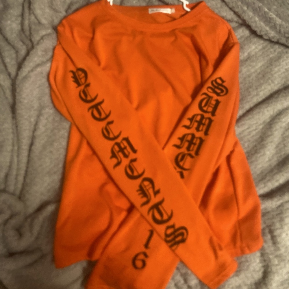 Long sleeve shirt with cool print on the sides !